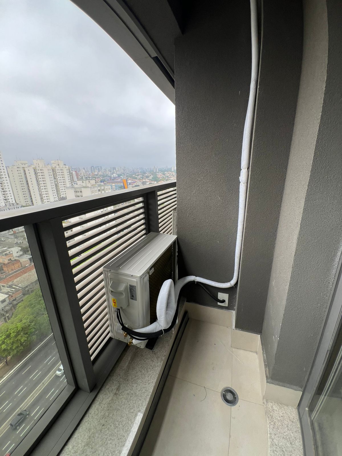 Montagem de sistema de climatização em ambiente doméstico