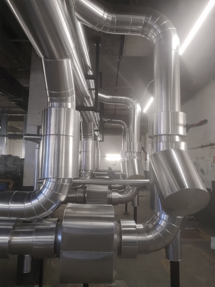 Instalação de chapa metálica na tubulação do CAG (central de agua gelada)