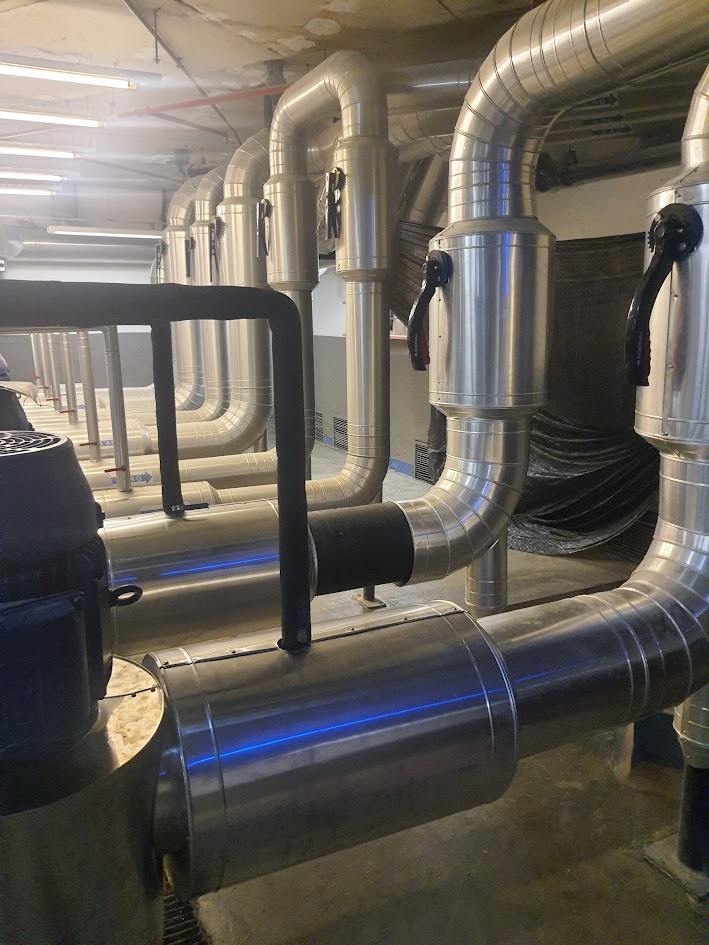 Detalhe do chapeamento finalizado em equipamento de climatização