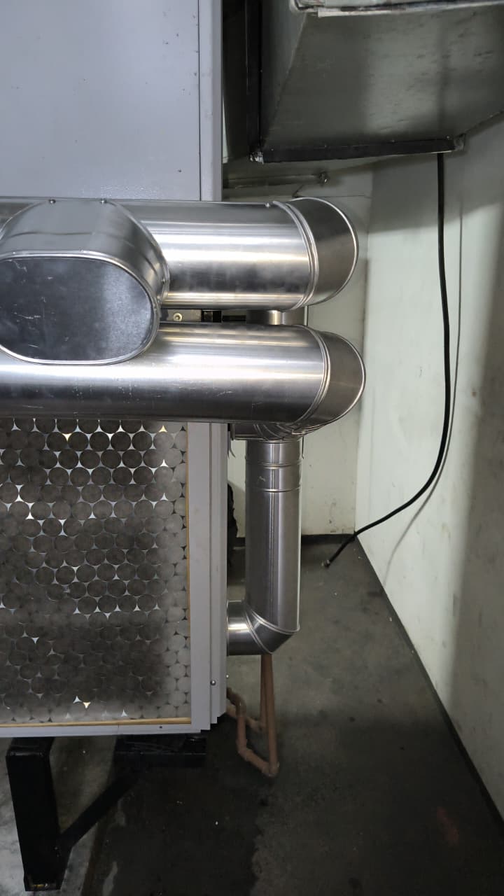 Detalhe do chapeamento finalizado em equipamento de climatização