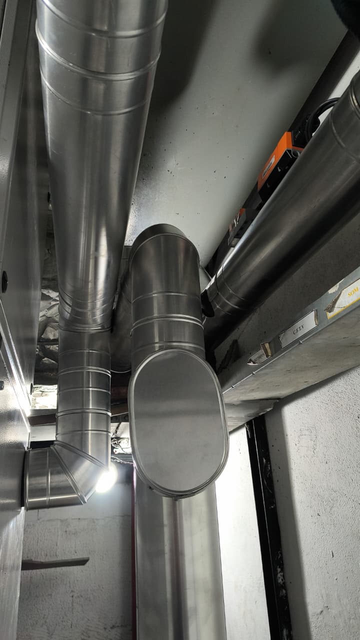 Detalhe do chapeamento finalizado em equipamento de climatização