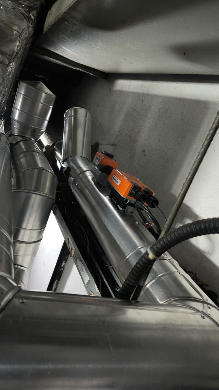 Detalhe do chapeamento finalizado em equipamento de climatização