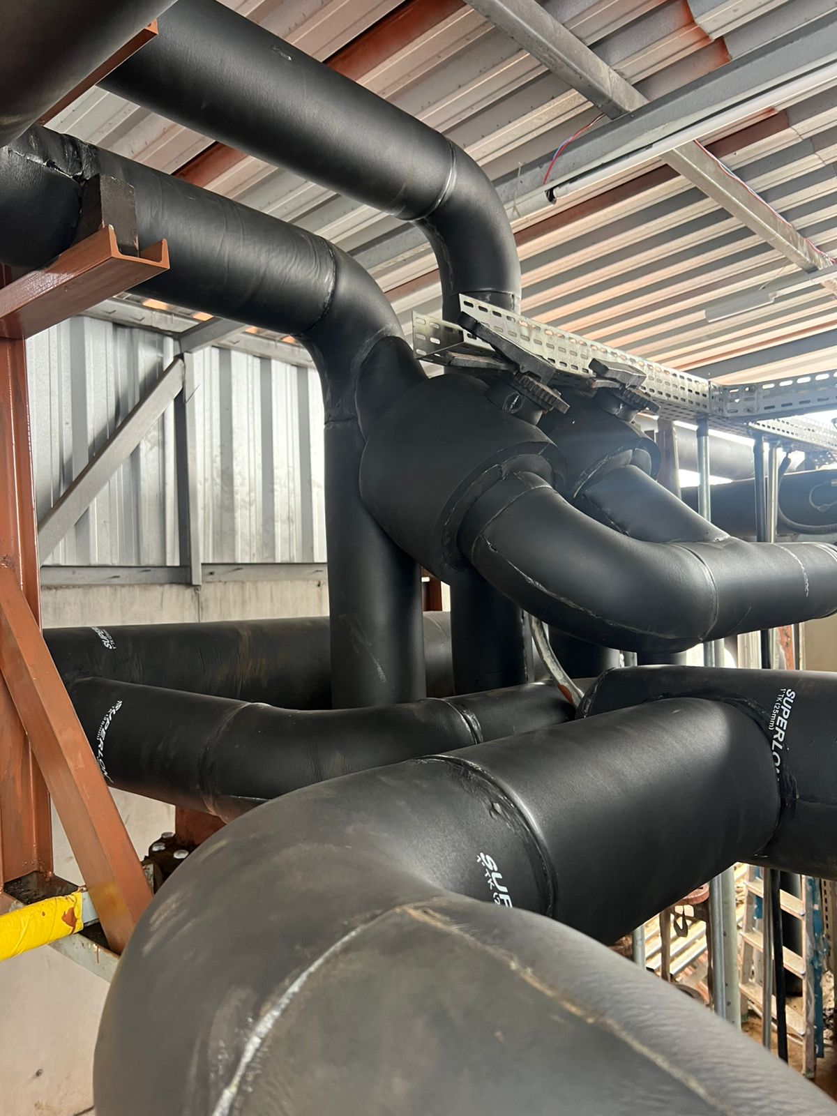 Isolamento térmico em toda CAG (central de agua gelada)