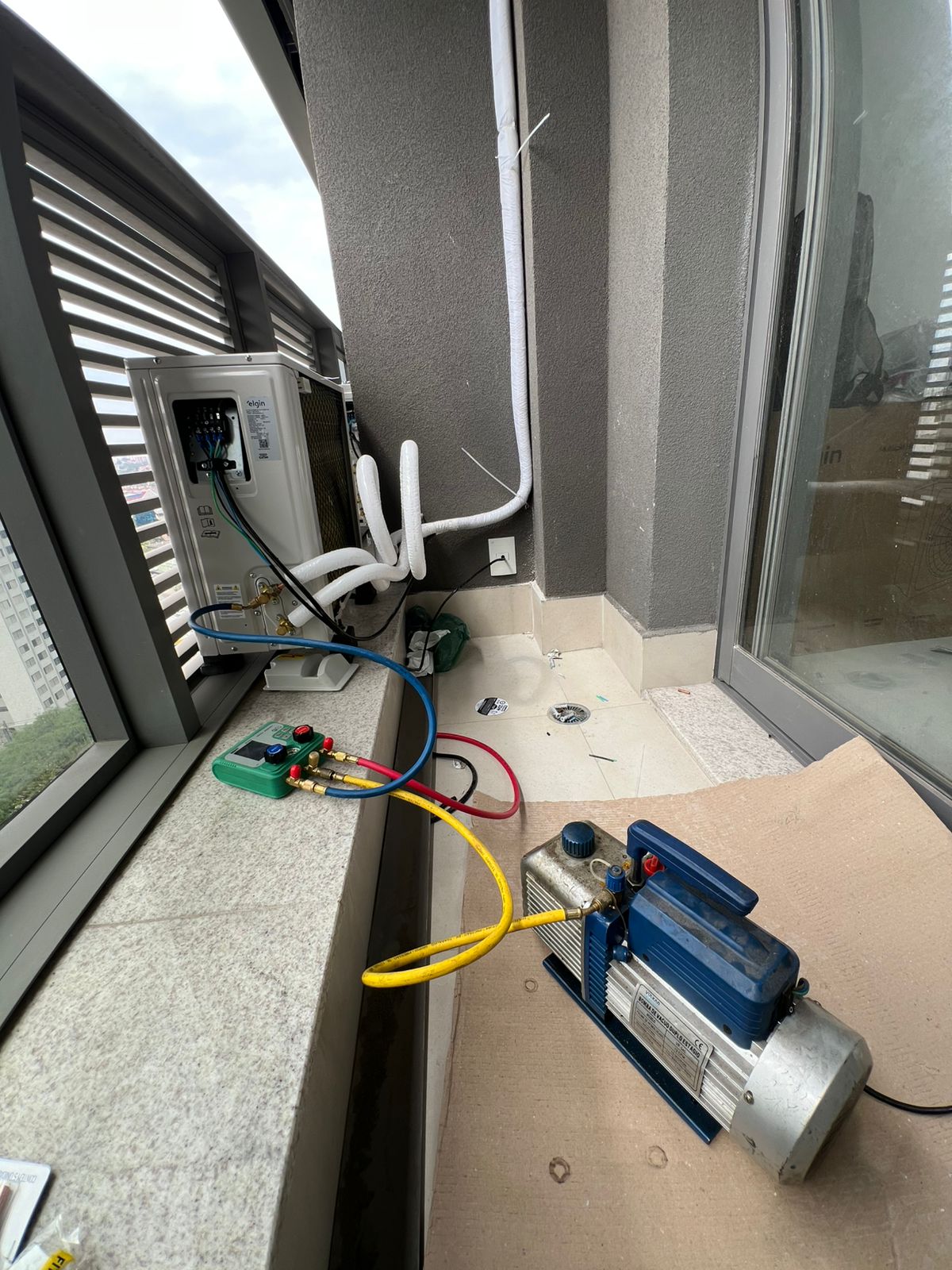 Montagem de sistema de climatização em ambiente doméstico