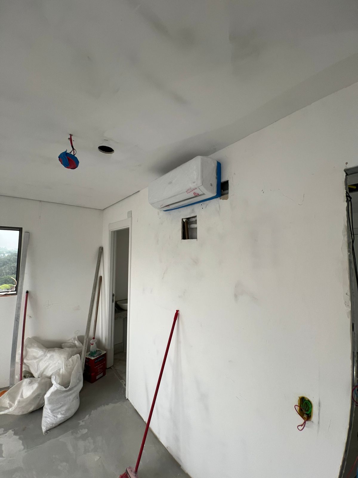 Montagem de sistema de climatização em ambiente doméstico