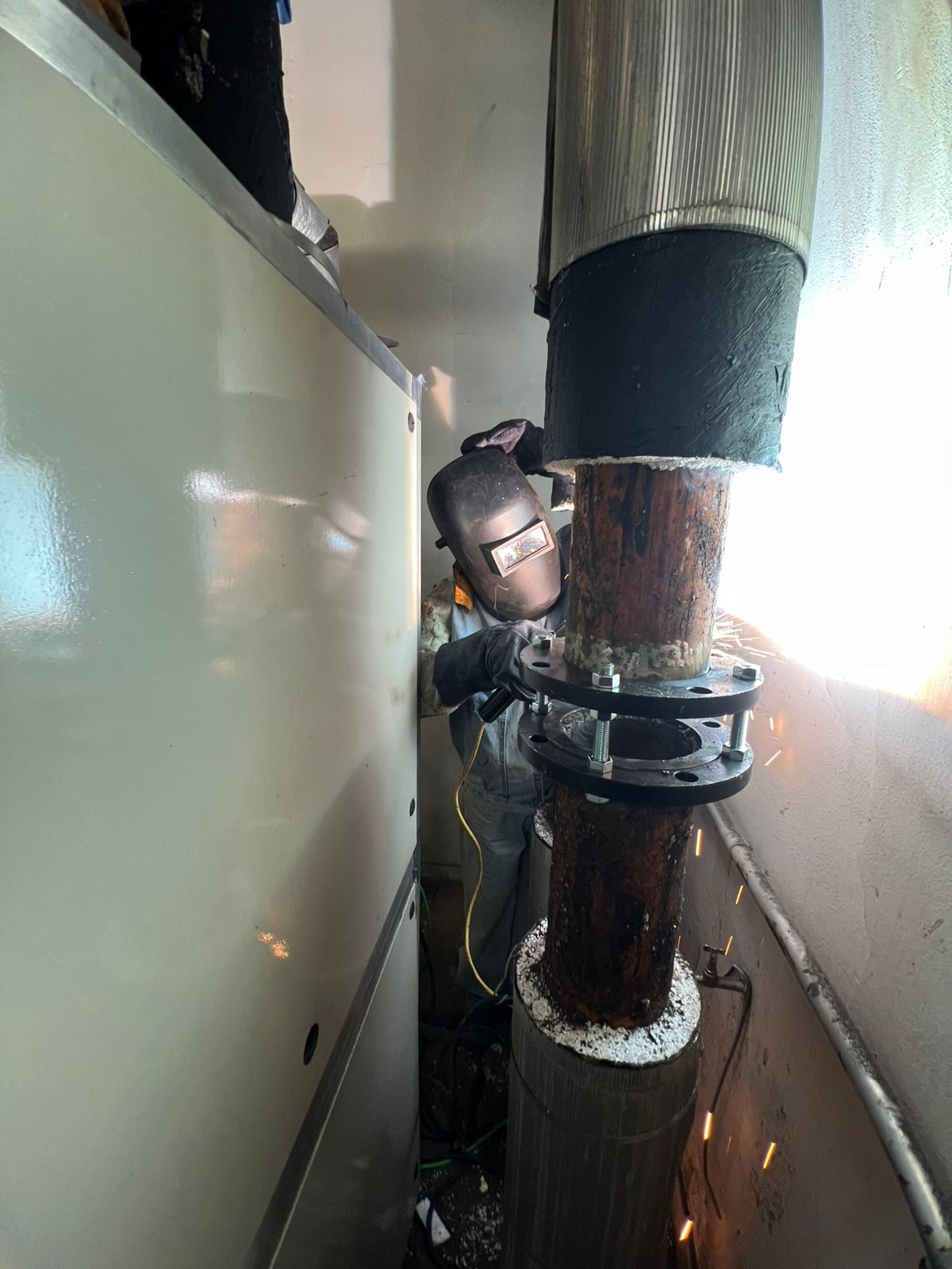 Soldagem em tubulação de cobre para sistema de ar-condicionado